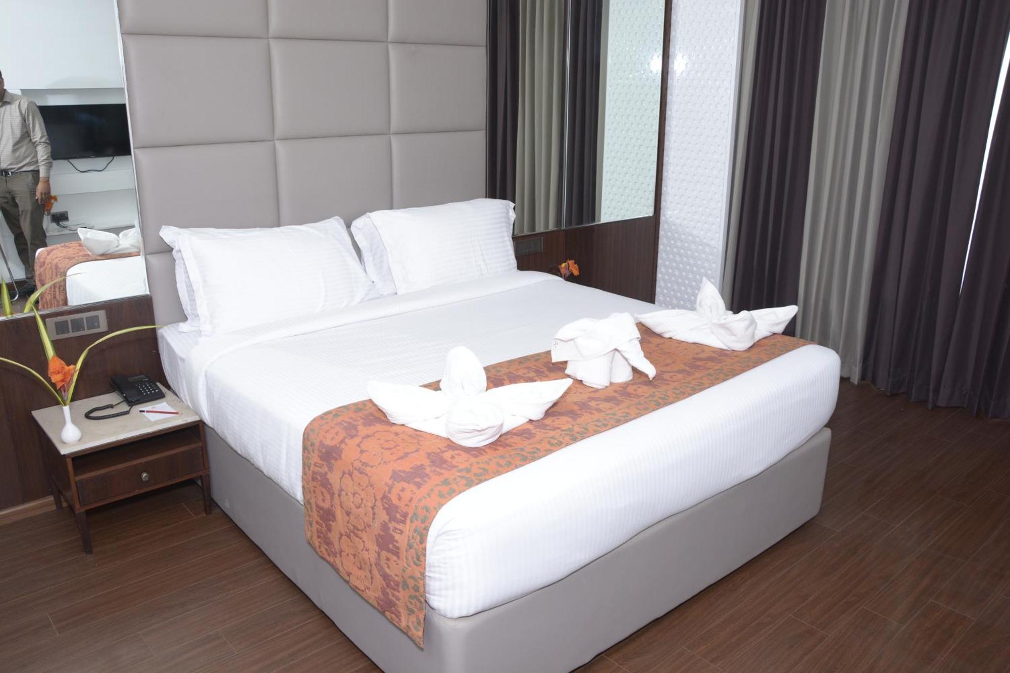 Tania President Inn Shirdi Exterior foto